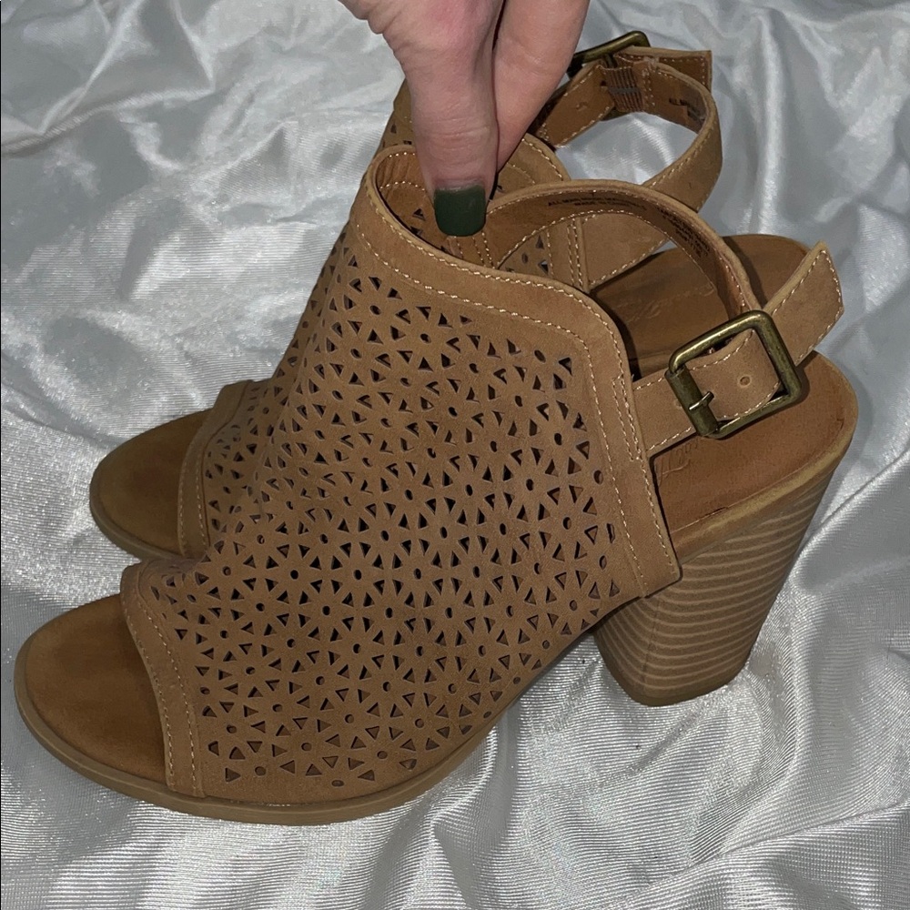 Universal Threads Brown Women's Sandals - Picture 5 of 6